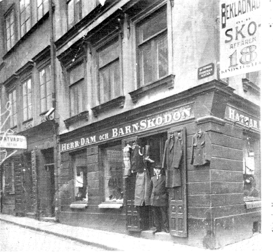 Bilden visar Samuel "Schmuel" Schuterman framför sin och Berthas "Baschkes", beklädnads- och skoaffär på kindstugegatan 18, omkring 1925. De allra flesta av församling Adas Jisroels medlemmar var fram till 1930-talet småhandlare med eller utan egen bod eller enkla hantverkare.